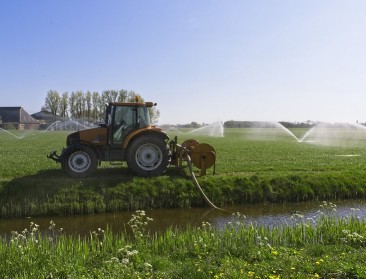Loonwerker pompt illegaal 500 kuub water op uit waterloop