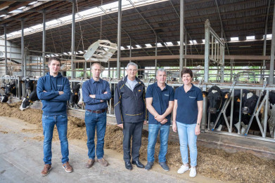 Antwerpse bisschop Johan Bonny op bezoek bij melkveehouders2