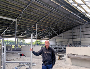 Een nieuwe melkveestal in tijden van stilstand: Willem Hamerlinck breidt uit midden in stikstofcrisis