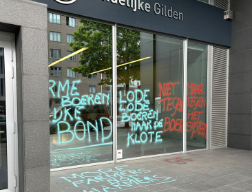 Extinction Rebellion bekladt en dringt binnen in Boerenbondkantoor