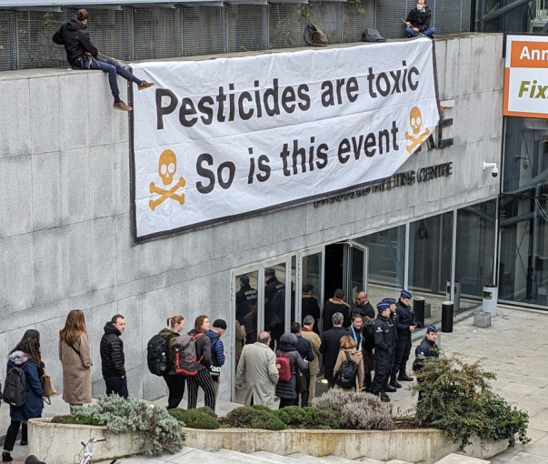 Actievoerders blokkeren ingang landbouwforum in Brussel