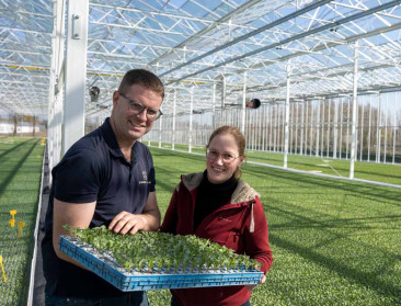 Gloednieuwe serre wacht op bestellingen van industriegroentetelers
