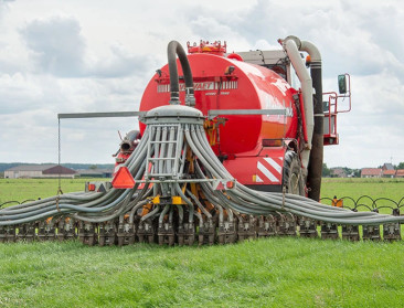 Minister Brouns vervroegt uitrijregeling voor mest op grasland en geeft uitstel voor Mestbankaangifte